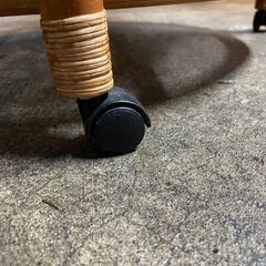 【リユースショップスパークル】ラタンのガラステーブル　No.136　ローテーブル　サイドテーブル　キャスター付き　円形　籐　配送設置可能♪の画像