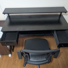 机・椅子・PC・モニタ等のセットの画像