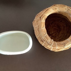 小鳥の巣と水浴び用陶器の画像