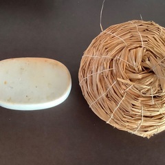 小鳥の巣と水浴び用陶器の画像