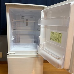 シャープ　２ドア冷蔵庫　2020年製　137L（冷蔵庫マット付）の画像