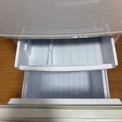 シャープ　２ドア冷蔵庫　2020年製　137L（冷蔵庫マット付）の画像