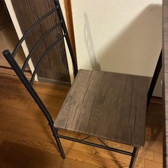 ダイニングテーブルと椅子の画像