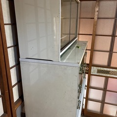 昭和レトロなタンスと棚のセットの画像