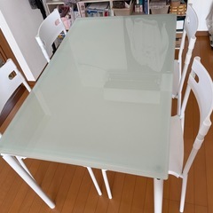 ダイニングテーブル　椅子４脚付きの画像