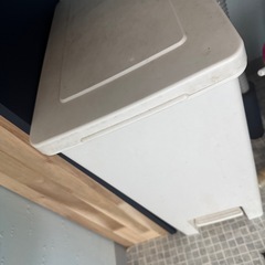 蓋付きゴミ箱の画像