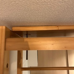 突っ張り木製シェルフ　ナチュラルカラー　突っ張り　棚(奥行28cm 横幅85cm)　の画像