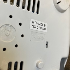 サ2511-233 TOSHIBA IH保温釜 RC-5XE9 3合炊き ホワイト 2014年製 通電確認済み キズ汚れ有りの画像