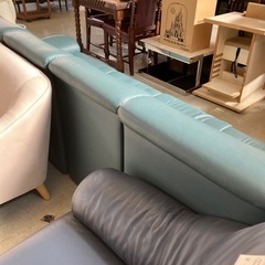 サ2511-235 アサヒ 4人掛けソファ レザー風 ブルーグレー キズ汚れ有りの画像