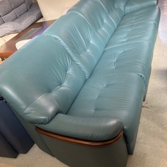 サ2511-235 アサヒ 4人掛けソファ レザー風 ブルーグレー キズ汚れ有りの画像