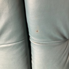 サ2511-235 アサヒ 4人掛けソファ レザー風 ブルーグレー キズ汚れ有りの画像