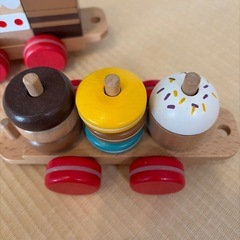 木のおもちゃ　電車　スイーツ　の画像