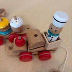 木のおもちゃ　電車　スイーツ　の画像