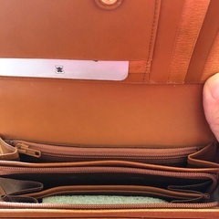 黄色の財布の画像