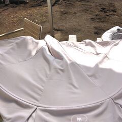 突っ張り棒、小物入れ（ゴミ箱？）、日よけフードの画像