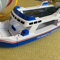 【交渉中】トミカ　お片付けバケツ、フェリー、トミカまとめの画像