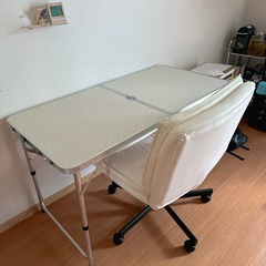 お譲りします❤️コンパクトに折り畳み❤️キャンプテーブル❤️アウトドアテーブル❤️作業机❤️勉強机❤️ダイニングテーブル❤️ホワイトの画像