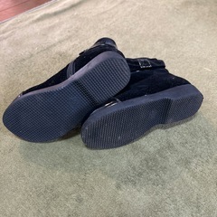 子供用黒ブーツの画像