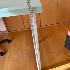 ミントグリーンがかわいい机の画像