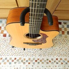 TOP単板のアコースティックギター（ケース付）の画像
