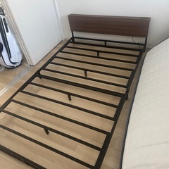 セミダブルベッド（マットレス・フレーム付き）の画像