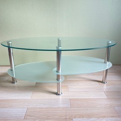 おしゃれなガラステーブルの画像