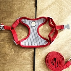 新品未使用 犬猫用 花柄ハーネス 赤 Mサイズの画像