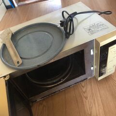 古い電子レンジと圧力なべ（こなべちゃん）の画像