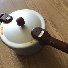 古い電子レンジと圧力なべ（こなべちゃん）の画像