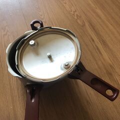 古い電子レンジと圧力なべ（こなべちゃん）の画像