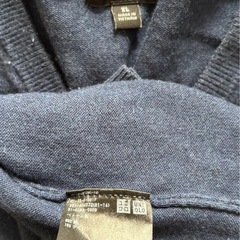 UNIQLO 男性用　Vネック綿セーター　紺色の画像