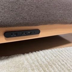 ✨12月引き取り希望✨天然木ソファー　北欧風　モカブラウン　USBポート・コンセント差し込み口付きの画像