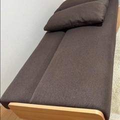 ✨12月引き取り希望✨天然木ソファー　北欧風　モカブラウン　USBポート・コンセント差し込み口付きの画像