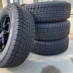 ホイール・ナット付きスタッドレスタイヤ（215/65R16、24年製）の画像