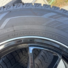 ホイール・ナット付きスタッドレスタイヤ（215/65R16、24年製）の画像