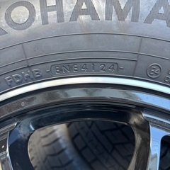 ホイール・ナット付きスタッドレスタイヤ（215/65R16、24年製）の画像