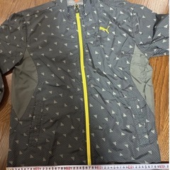 PUMAウィンドブレーカーの画像