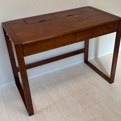 机(ブラウン)の画像