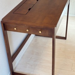 机(ブラウン)の画像