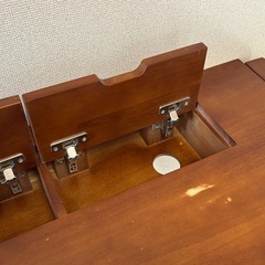 机(ブラウン)の画像