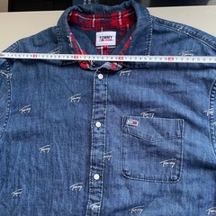 ★美品★TOMMY JEANS トミー　刺繍入り　デニムシャツ ロゴ　総柄の画像