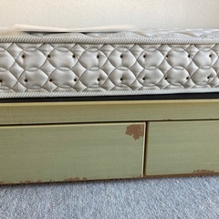 シングルベッドとマットレスの画像