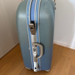 開かないスーツケースの画像