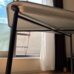 机・荷物置きの画像