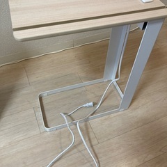 コンセント付き　サイドテーブルの画像