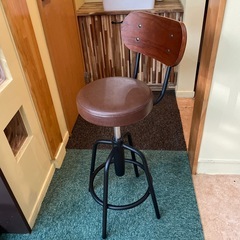 カウンターテーブルと椅子二脚の画像