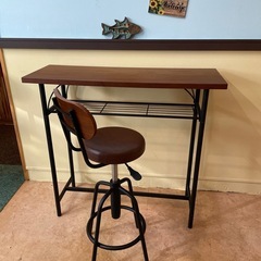 カウンターテーブルと椅子二脚の画像