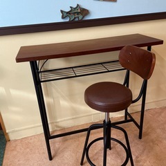 カウンターテーブルと椅子二脚の画像