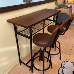 カウンターテーブルと椅子二脚の画像
