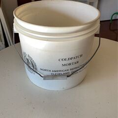 スタイリッシュな取っ手付きプラバケツの画像